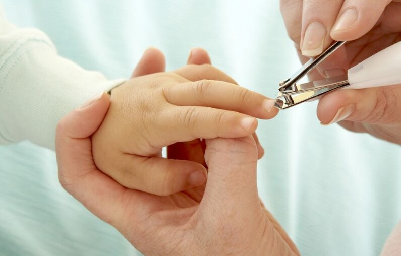 Corte as uñas a un neno