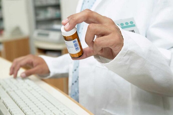 O médico prescribe pílulas para previr os vermes